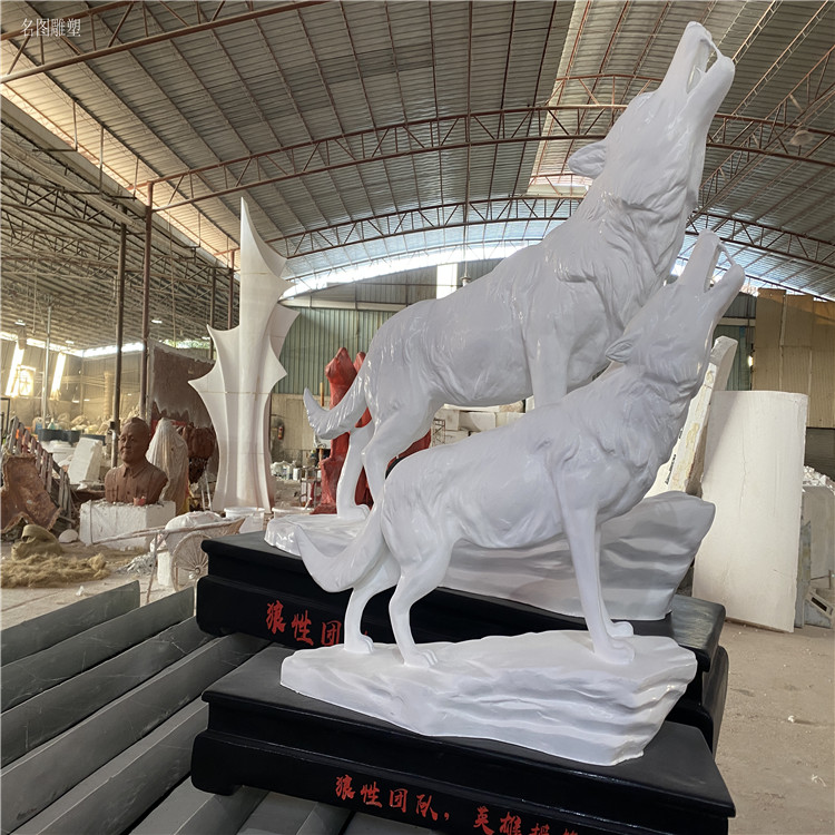 廣西玻璃鋼狼雕塑的藝術(shù)與應(yīng)用——探索名圖玻璃鋼動物雕塑廠的創(chuàng)作